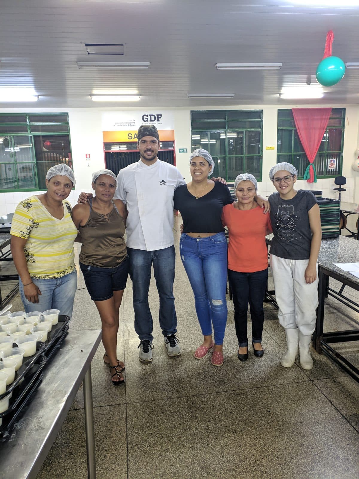 Mesa farta servida no Natal Comunitário do Gama, DF, exemplo de garantia alimentar em ação